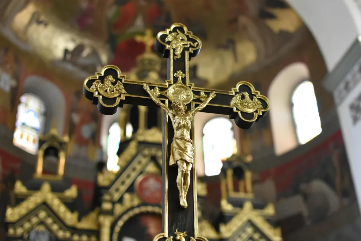 Gold Crucifix Necklace Buying Guide - gold crucifix necklace